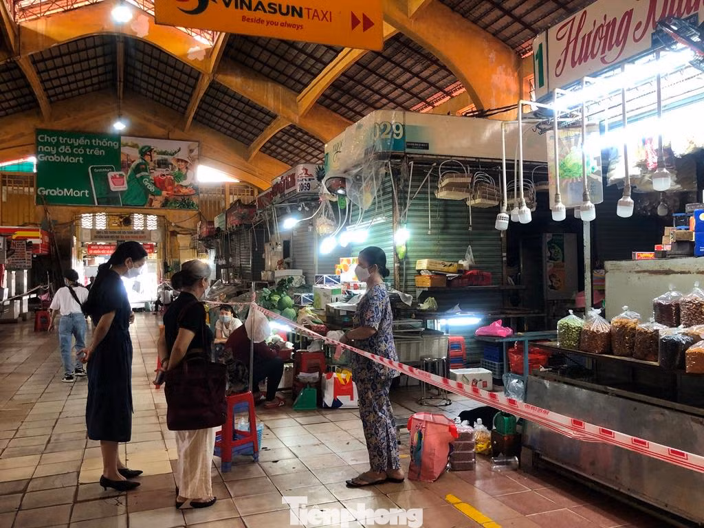 Khách tìm hiểu hàng hóa tại chợ Bến Thành