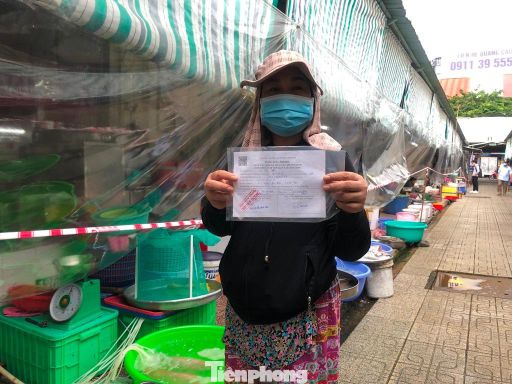 Khách đến chợ phải có "thẻ xanh" chứng nhận đã tiêm ngừa COVID-19, khai báo y tế bằng cách quét mã QR. Nếu không rành công nghệ, khách có thể đem theo giấy chứng nhận đã tiêm ngừa để được vào chợ mua sắm.