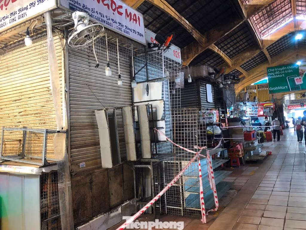 Ngoài những ngành hàng thiết yếu, thì các quầy sạp như thời trang, bánh kẹo, giày dép, đồ thủ công mỹ nghệ vẫn chưa được Ban quản lý chợ cho mở lại. Theo Ban quản lý chợ Bến Thành, đây mới chỉ là bước khởi động, nếu chợ kinh doanh an toàn phòng dịch thì sẽ cho những ngành hàng tiếp theo mở trong thời gian tới.