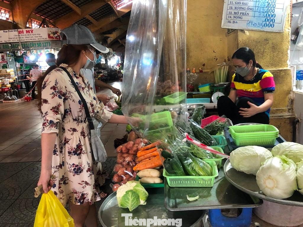 "Chợ đã bắt đầu mở cửa từ ngày 3/10 để tiểu thương đến dọn dẹp, sắp xếp lại gian hàng và buôn bán trở lại. Đến nay đã có 79/1.443 tiểu thương hoạt động trở lại. Tiểu thương đều đã tiêm 2 mũi vắc xin ngừa COVID-19, đồng thời xét nghiệm 3 ngày/lần miễn phí tại chợ. Trong chợ, ở các khu vực bán hàng trực tiếp đều trang bị nước khử khuẩn và các tấm chắn giọt bắn" - đại diện Ban quản lý chợ Bến Thành cho biết.