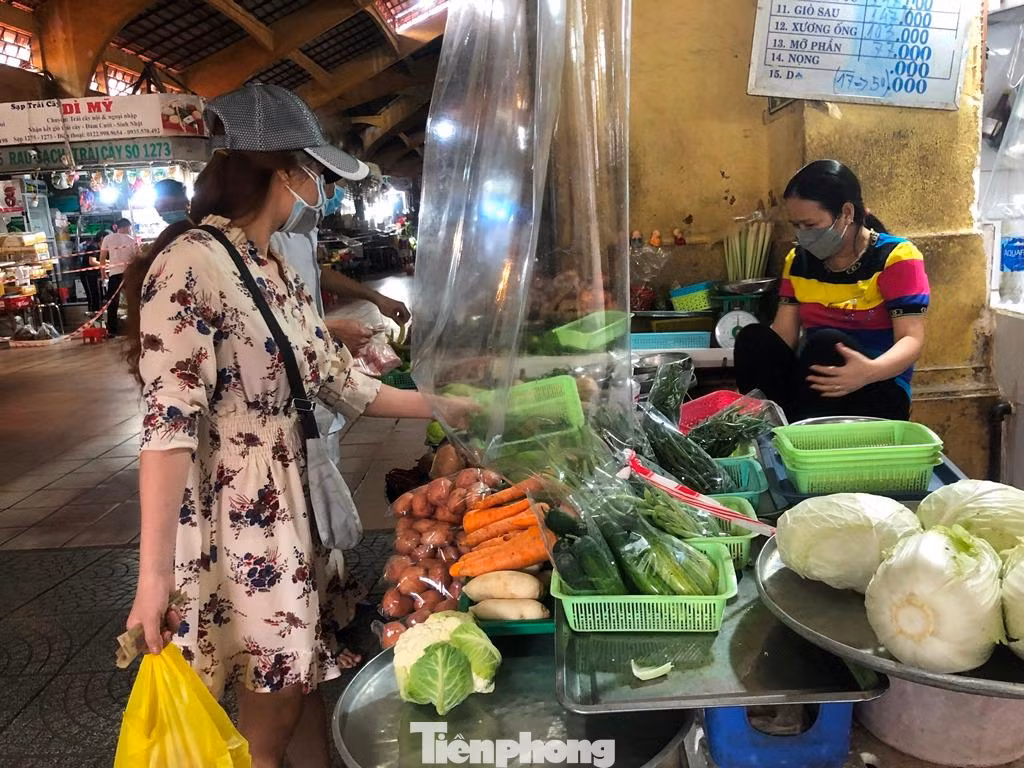 "Chợ đã bắt đầu mở cửa từ ngày 3/10 để tiểu thương đến dọn dẹp, sắp xếp lại gian hàng và buôn bán trở lại. Đến nay đã có 79/1.443 tiểu thương hoạt động trở lại. Tiểu thương đều đã tiêm 2 mũi vắc xin ngừa COVID-19, đồng thời xét nghiệm 3 ngày/lần miễn phí tại chợ. Trong chợ, ở các khu vực bán hàng trực tiếp đều trang bị nước khử khuẩn và các tấm chắn giọt bắn" - đại diện Ban quản lý chợ Bến Thành cho biết.