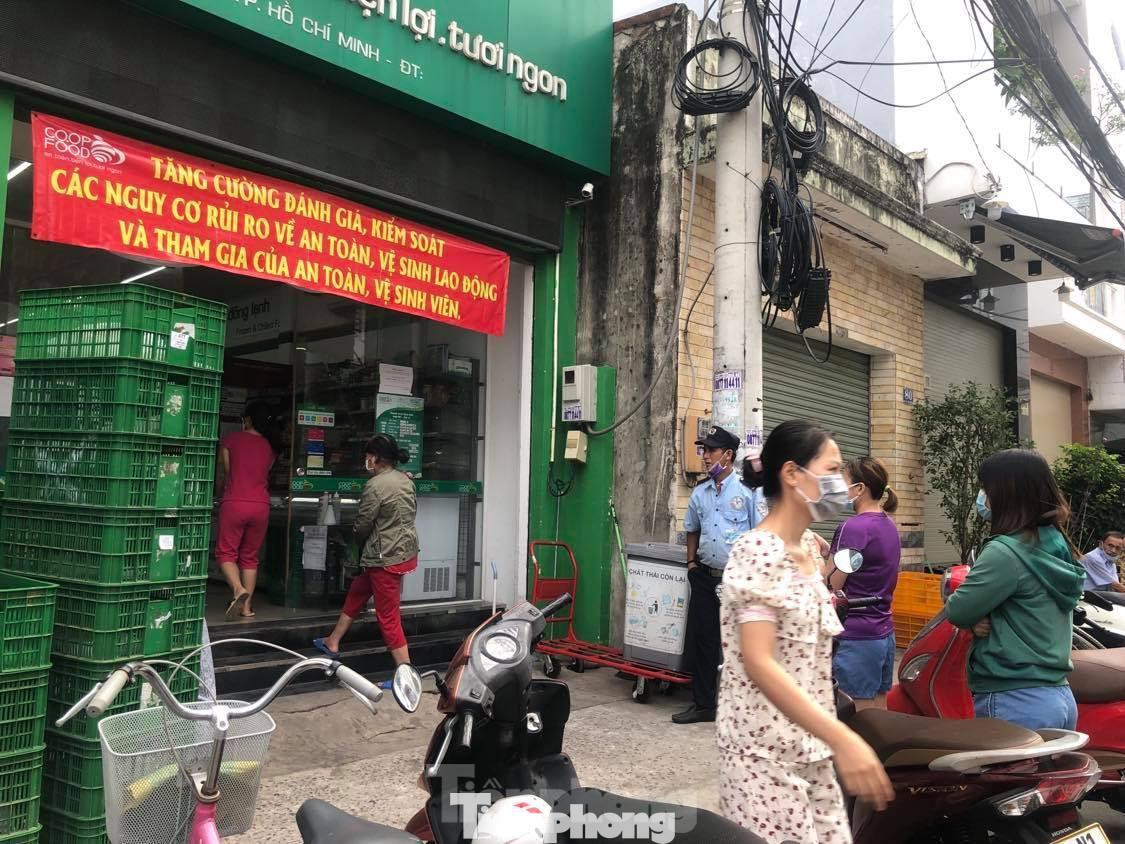 Để phòng dịch, siêu thị nằm trong khu vực phong tỏa ở phường An Lạc, quận Bình Tân chỉ cho tối đa 2 người vào siêu thị mua sắm. Khách đến cần xếp hàng chờ đến lượt. Để phòng dịch, siêu thị nằm trong khu vực phong tỏa ở phường An Lạc, quận Bình Tân chỉ cho tối đa 2 người vào siêu thị mua sắm. Khách đến cần xếp hàng chờ đến lượt.