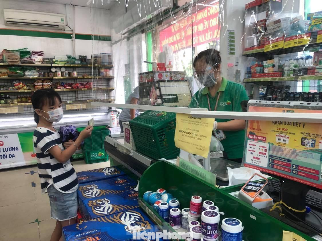 Siêu thị lắp miếng che, khách hàng thanh toán không dùng tiền mặt khi mua sắm Siêu thị lắp miếng che, khách hàng thanh toán không dùng tiền mặt khi mua sắm