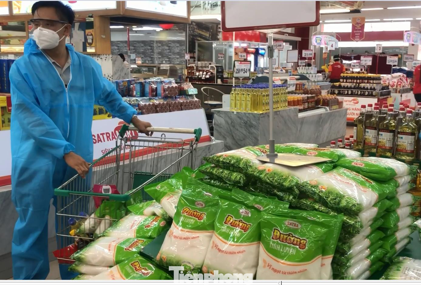 Đội "đi chợ thuê" hỗ trợ người dân khi thực hiện "ai ở đâu ở yên đó"