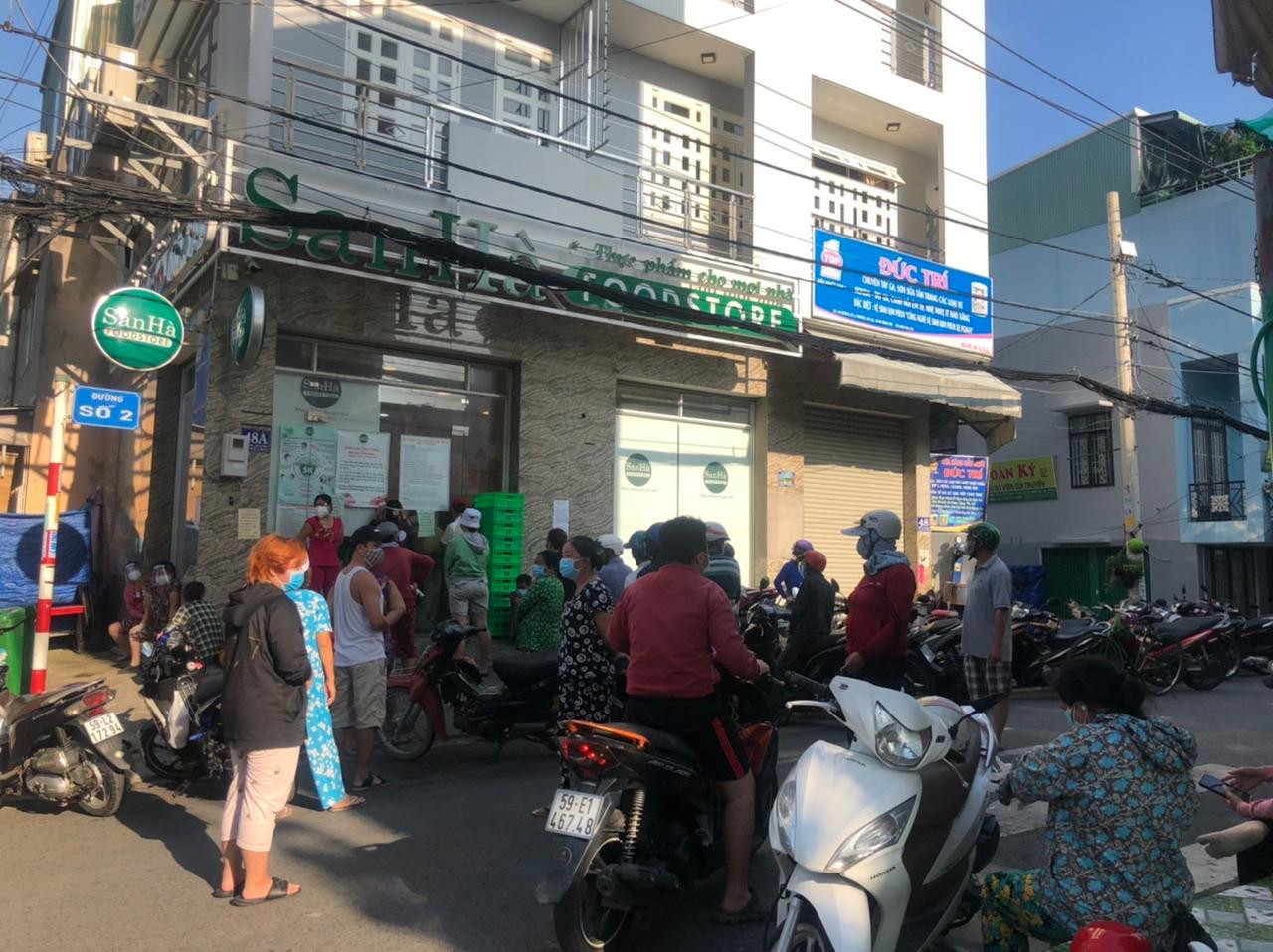 Dòng người càng lúc càng đông, có người chờ hơn cả giờ đồng hồ vẫn chưa vào được.