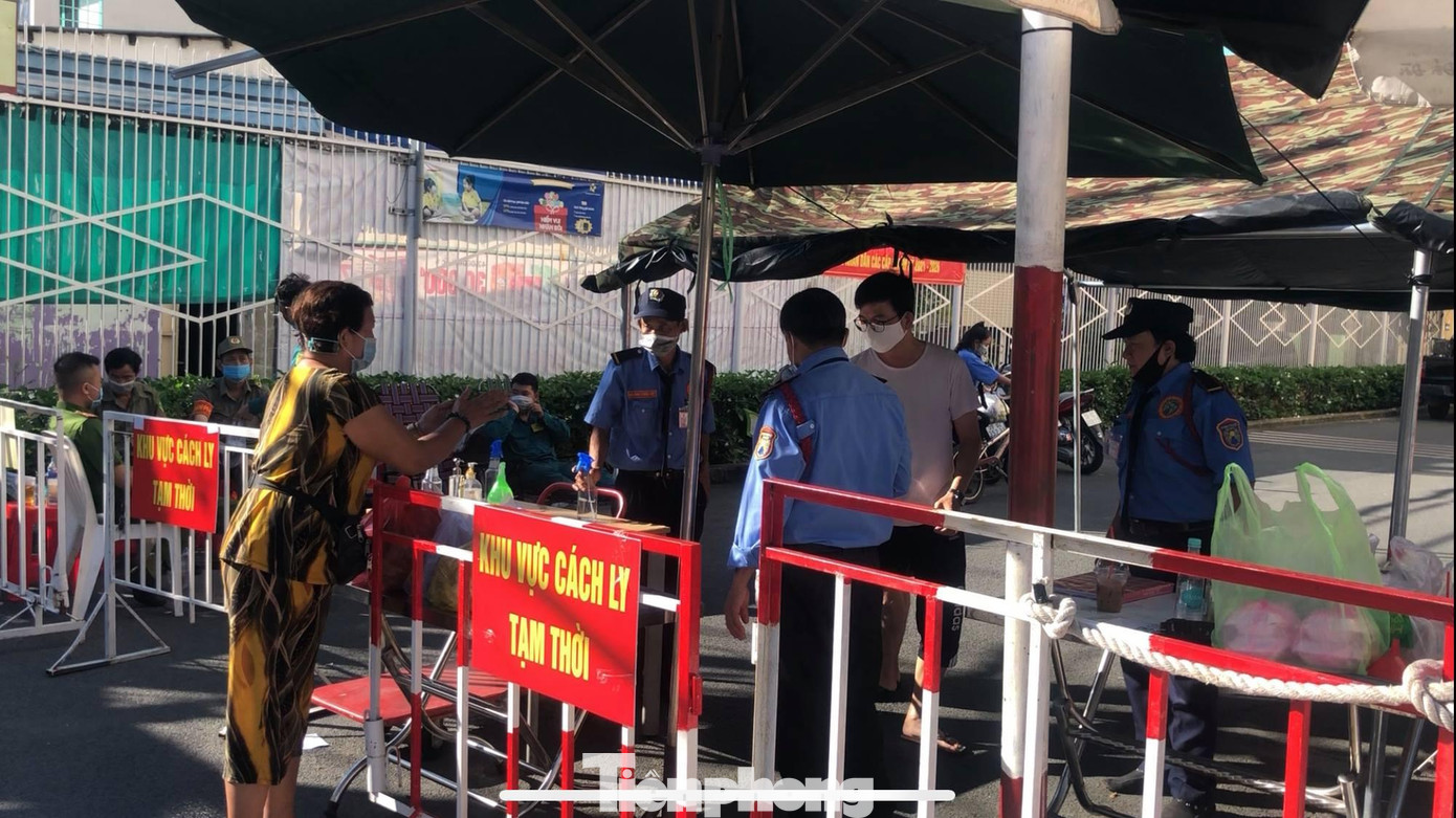 Nhiều địa điểm bị cách ly, phong tỏa liên quan đến 2 chuỗi "siêu lây nhiễm" tại TPHCM Nhiều địa điểm bị cách ly, phong tỏa liên quan đến 2 chuỗi "siêu lây nhiễm" tại TPHCM