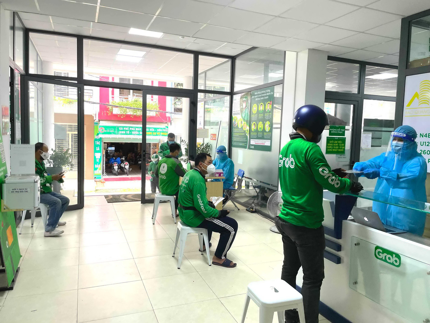 Doanh nghiệp giao kit xét nghiệm miễn phí cho tài xế