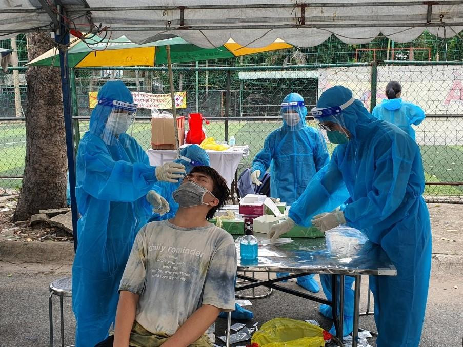 Xét nghiệm COVID-19 tại TPHCM (ảnh: HCDC)