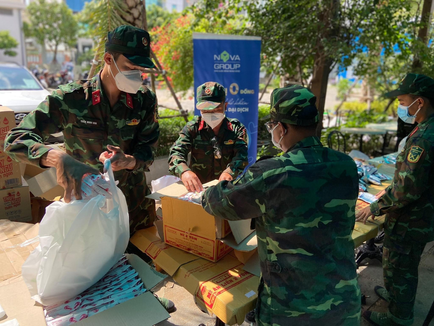 Lực lượng quân đội hỗ trợ tại siêu thị 0 đồng Nova Group Lực lượng quân đội hỗ trợ tại siêu thị 0 đồng Nova Group