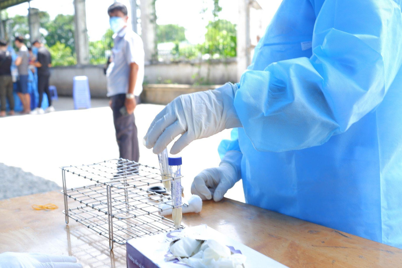 Các mẫu sau khi lấy đều có đầy đủ thông tin của người được xét nghiệm Các mẫu sau khi lấy đều có đầy đủ thông tin của người được xét nghiệm