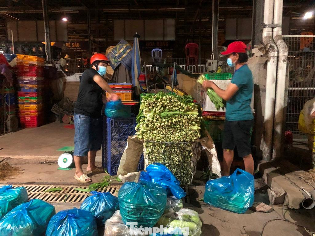 Rau củ được phân thành bọc để chuyển đến mối sỉ