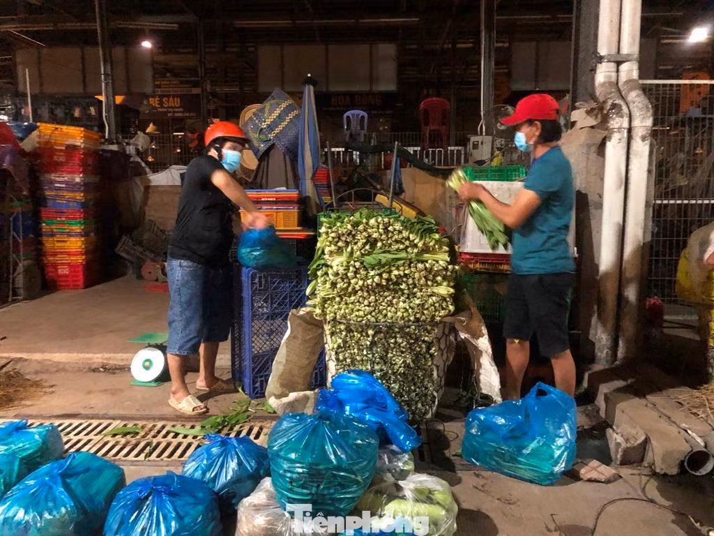 Rau củ được phân thành bọc để chuyển đến mối sỉ