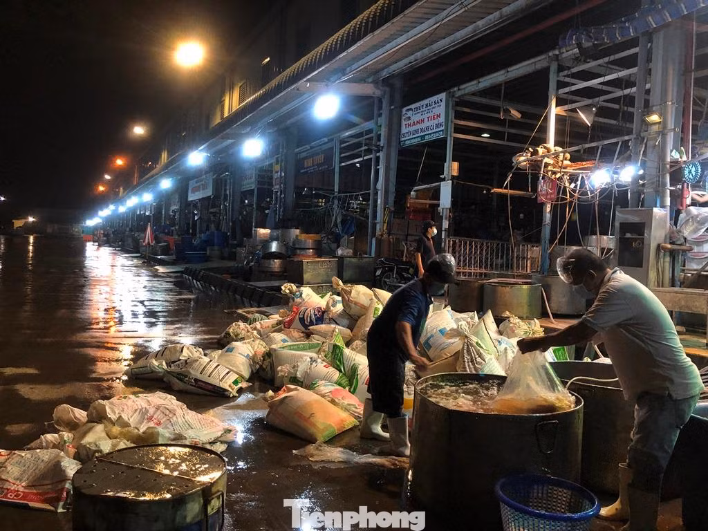 Rạng sáng ngày 8/9, có 9/20 tiểu thương hoạt động
