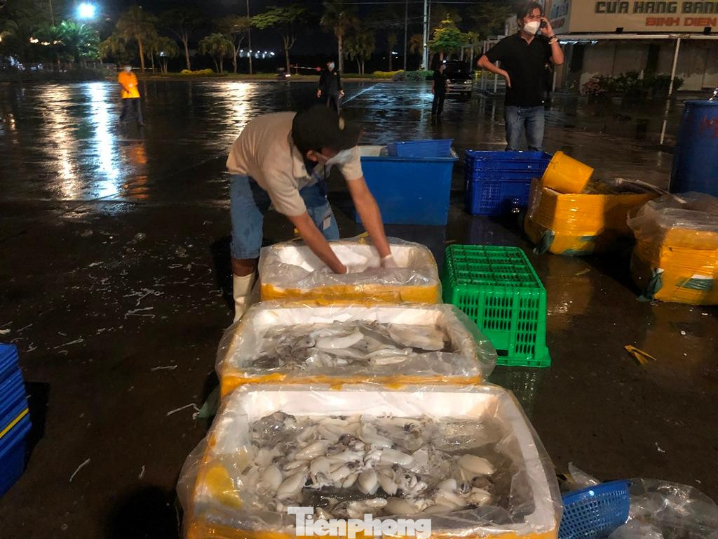 Đa số các thương nhân chỉ nhập hàng với số lượng ít, đã được mối sỉ đặt trước