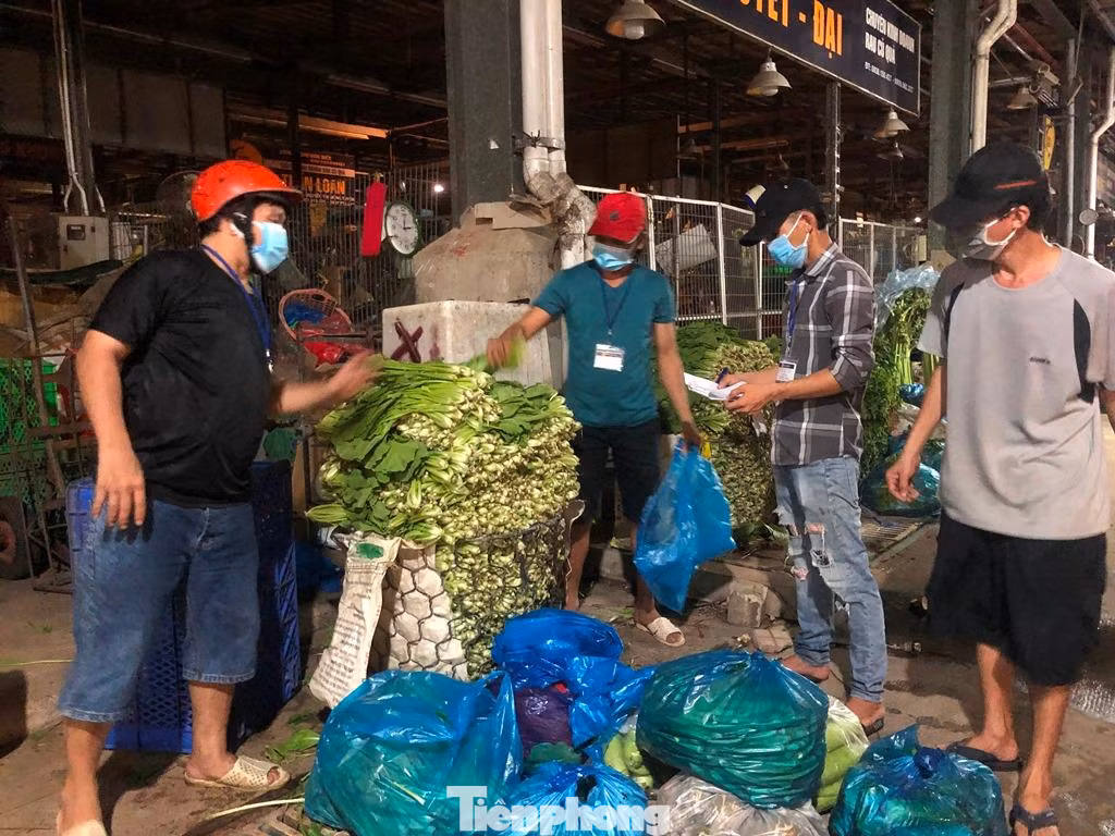 Rau củ từ các tỉnh đã được nhập về trạm trung chuyển chợ Bình Điền