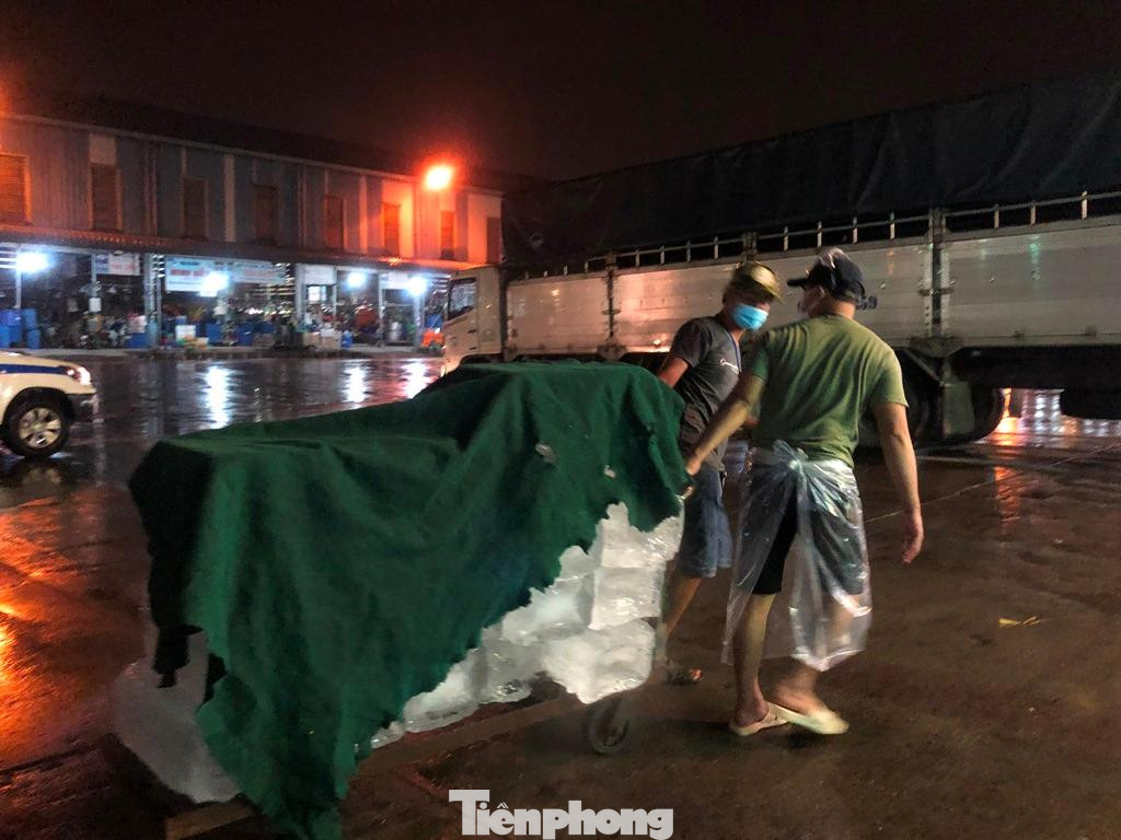 Công nhân cung cấp nước đá có việc làm trở lại