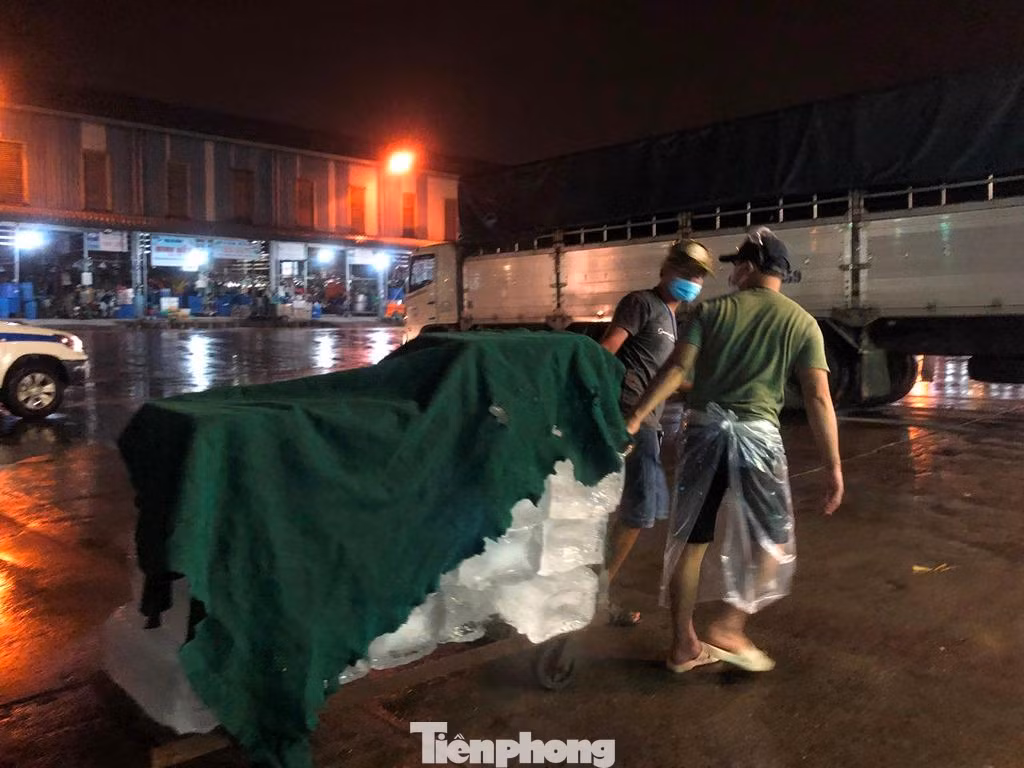 Công nhân cung cấp nước đá có việc làm trở lại