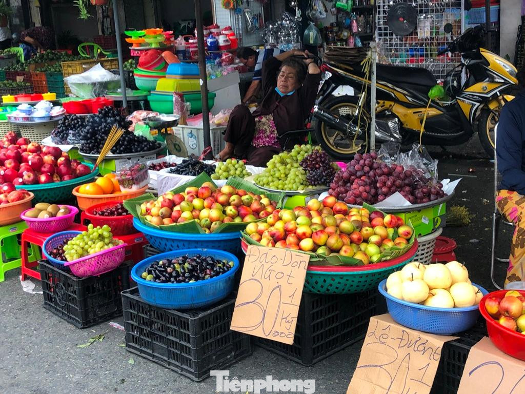 Mặc dù chợ đầu mối chưa có hàng, nhưng đào Sapa đã xuất hiện nhiêu ở các chợ, xe đẩy hàng rong