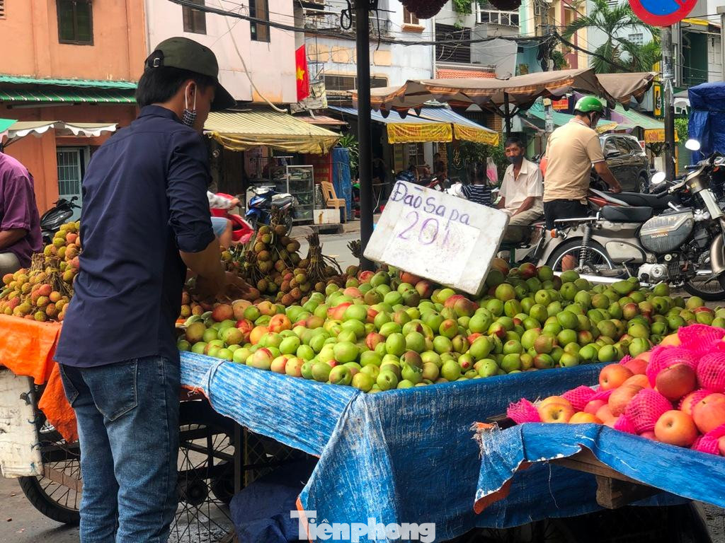 Đặc điểm để nhận biết đào Sapa chính hiệu là quả có nhiều lông, phần đầu hơi khoằm như mỏ quạ. Trong khi mặt hàng này bán ở chợ đều không có các đặc điểm đó.