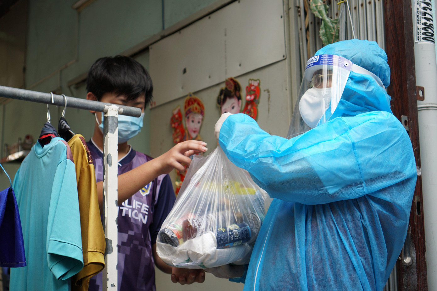 Ông Nguyễn Ngọc Luận (kiều bào Úc) tặng quà cho người dân khó khăn Ông Nguyễn Ngọc Luận (kiều bào Úc) tặng quà cho người dân khó khăn