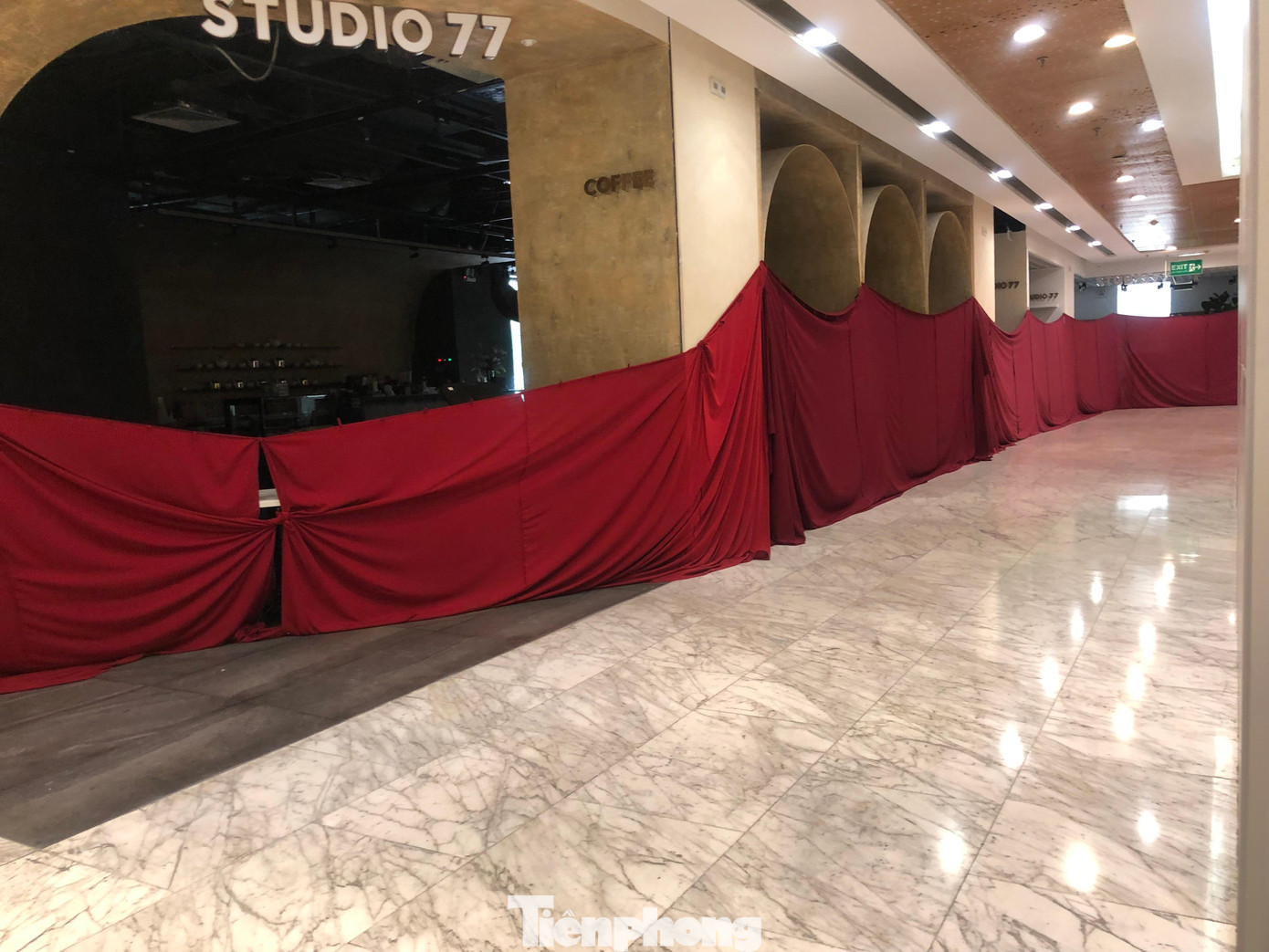 Một quầy hàng trong Vincom (quận 1) vẫn trùm kín màn