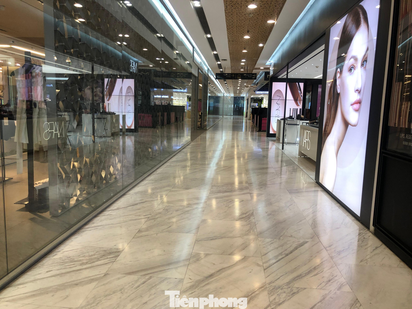 Trung tâm thương mại vắng khách.