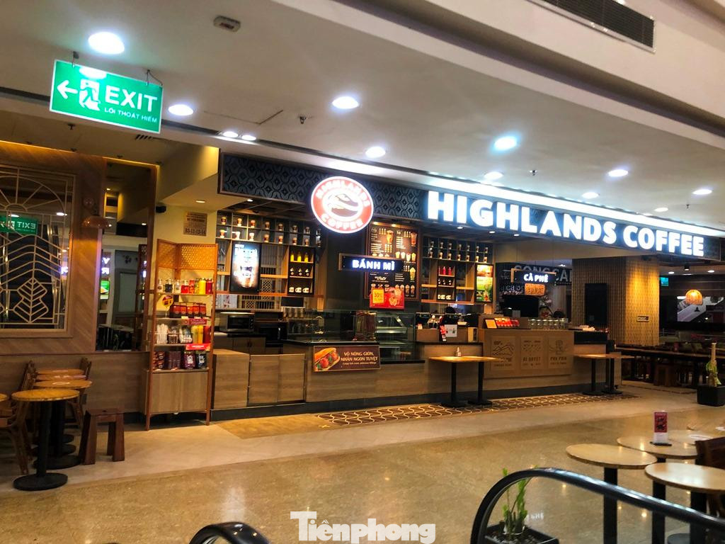 Quán cà phê bán mang đi ít người qua lại