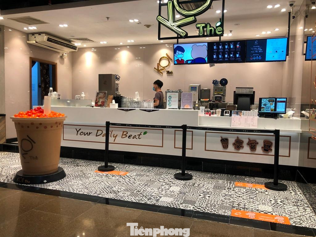 Quán trà sữa phục vụ khách mua mang đi tại Trung tâm thương mại