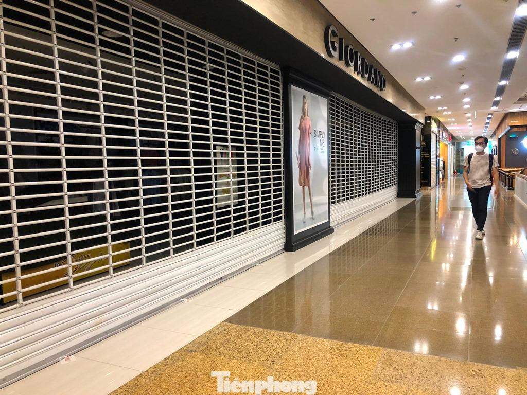 Một số bạn trẻ vào tham quan khu Trung tâm thương mại