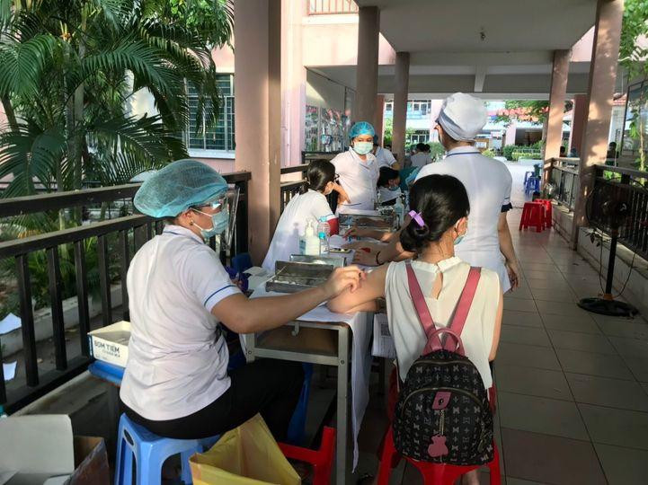 Người dân tiêm vắc-xin COVID-19 (ảnh: HCDC) Người dân tiêm vắc-xin COVID-19 (ảnh: HCDC)