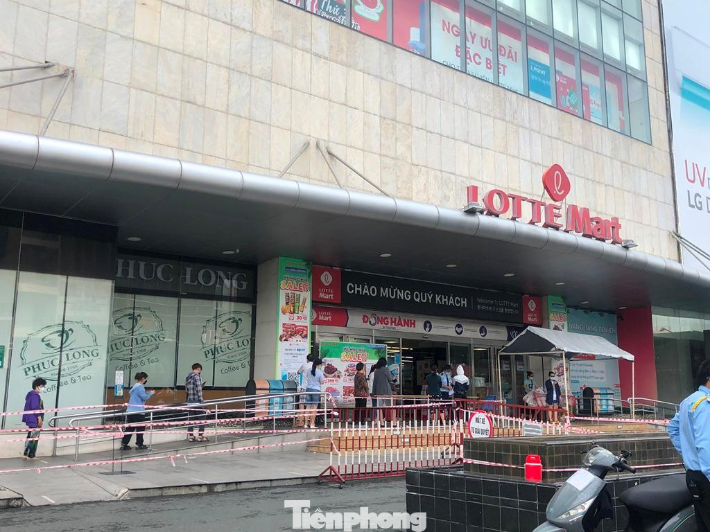 Lotte Mart cũng có dòng người dài vào mua sắm.