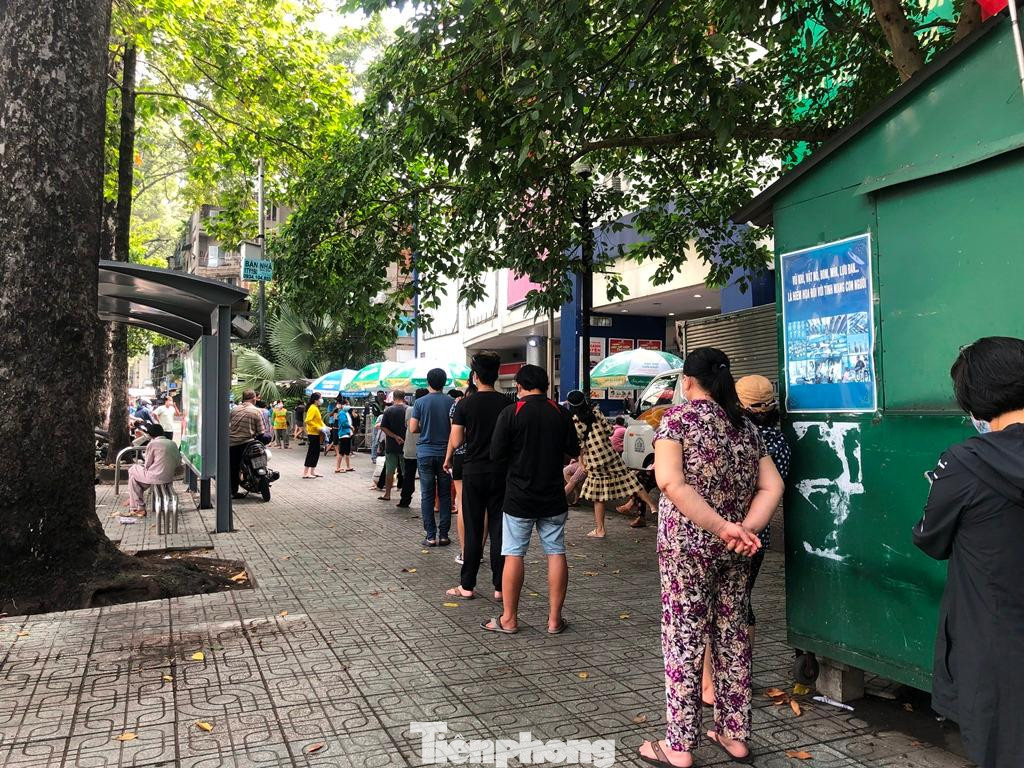 Tại siêu thị Co.op Mart Lý Thường Kiệt (Q.10) dòng người rồng rắn xếp hàng ngoài chợ vào mua thực phẩm, đồ dùng thiết yếu.