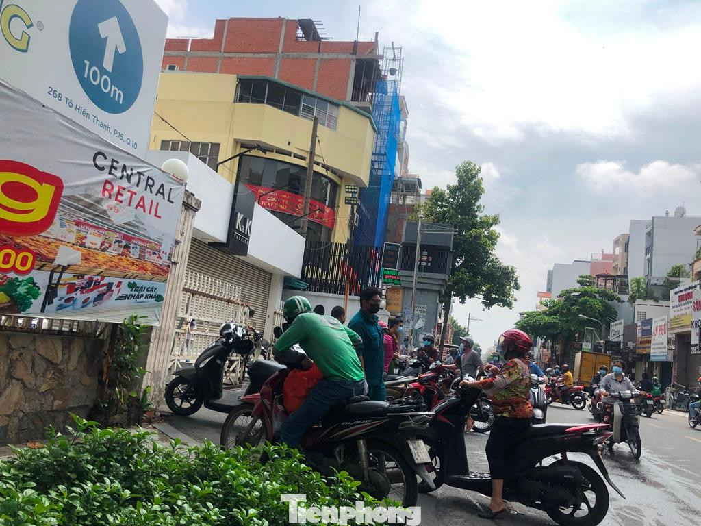 Nhiều người muốn vào mua đều bị lực lượng chức năng chặn lại từ chối nếu không có phiếu mua hàng, cũng như phiếu mua hàng từ các quận khác.