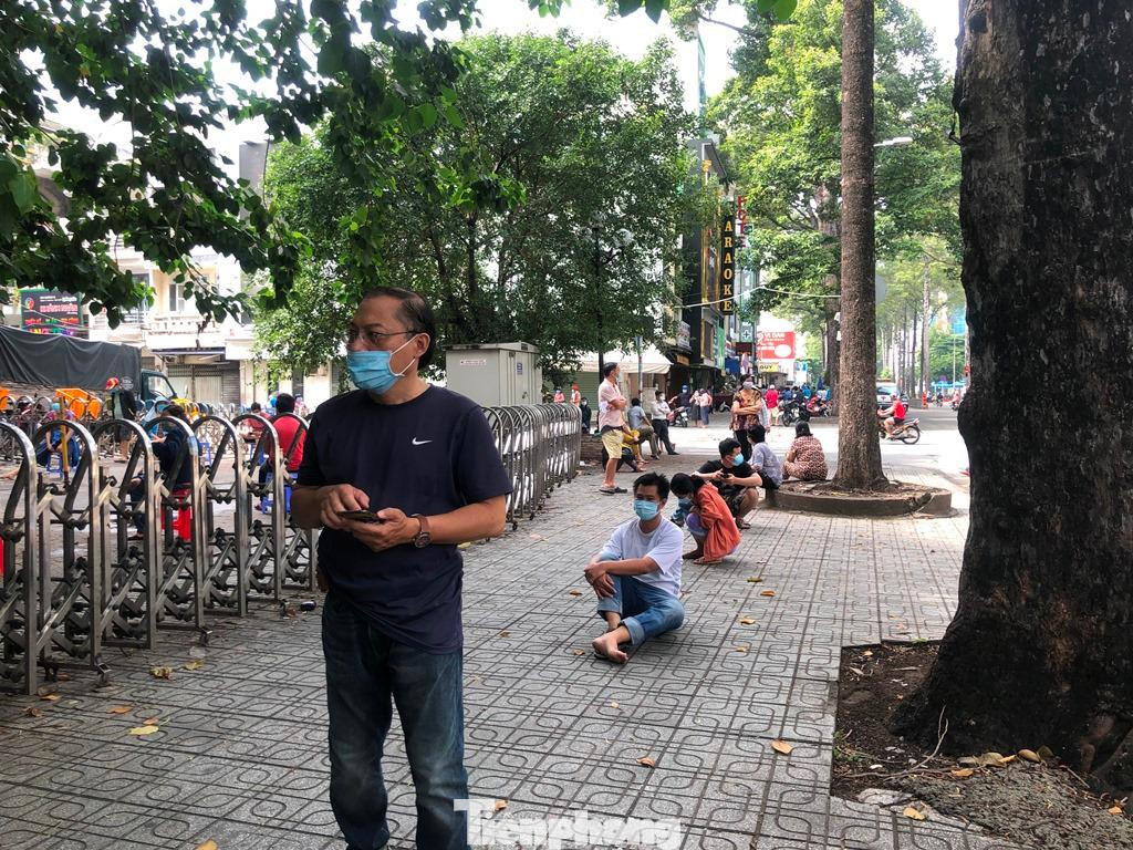 Khách hàng mệt mỏi không biết khi nào mới đến lượt vào mua.