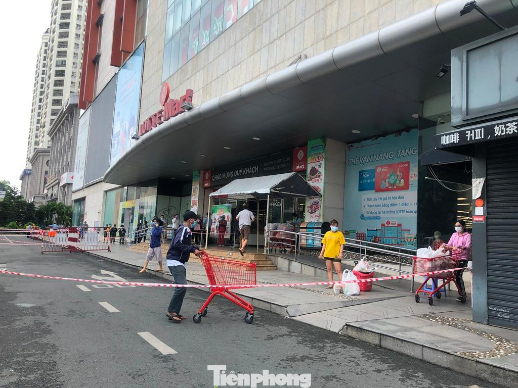 Mọi người sau khi vào được bên trong đều tranh thủ mua nhiều hơn mọi ngày. "Tôi mua thức ăn đủ cho cả tuần để không phải ra ngoài nhiều. Thực phẩm có nhích giá đôi chút nhưng mua được là mừng rồi. Dịch mà, vận chuyển khó khăn nên phải lên giá thôi" - chị An (khách mua hàng) nói.