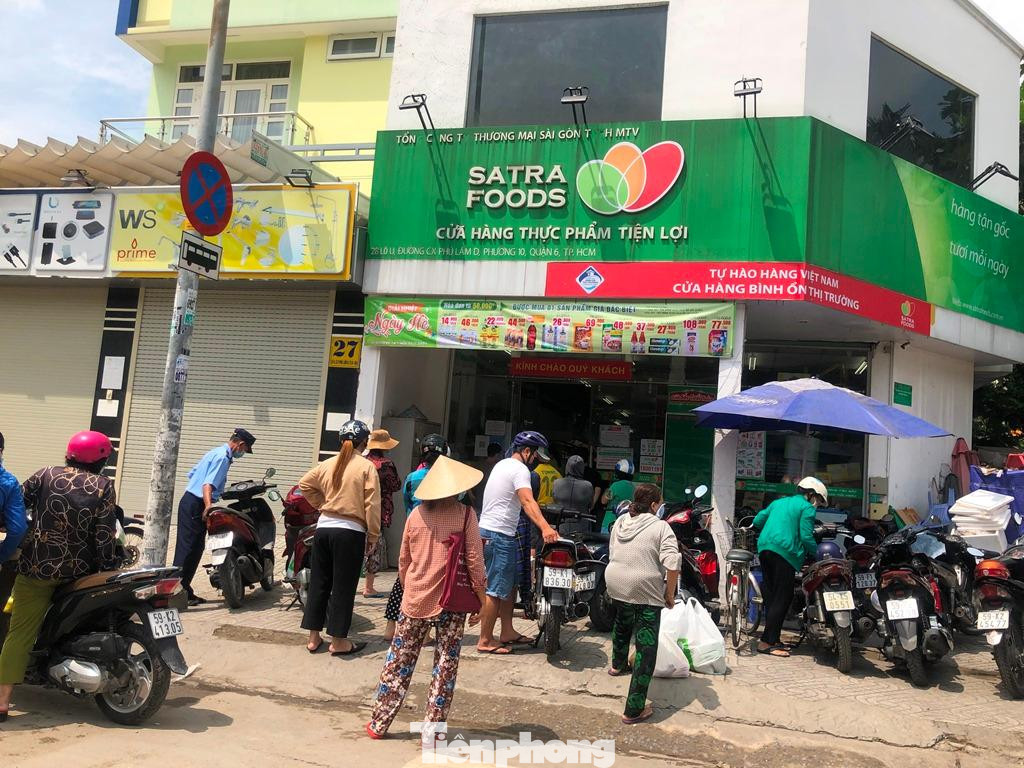 Cửa hàng Satra (Q.6) dù không quá đông khách nhưng người dân cũng phải xếp hàng giữa trưa.