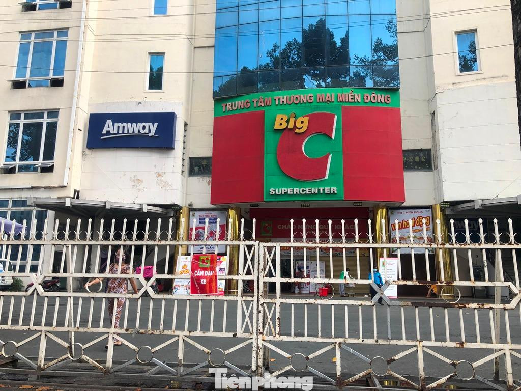 Big C Tô Hiến Thành (Q.10) chốt chặn cổng chính, hầu như chỉ cho khách có phiếu mua hàng trên địa bàn quận mới được vào mua sắm.
