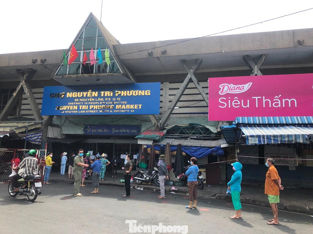 Trong khi đó, chợ Nguyễn Tri Phương (Q.10), người dân cũng phải xếp hàng dài chứ không được vào thoải mái như trước đó.