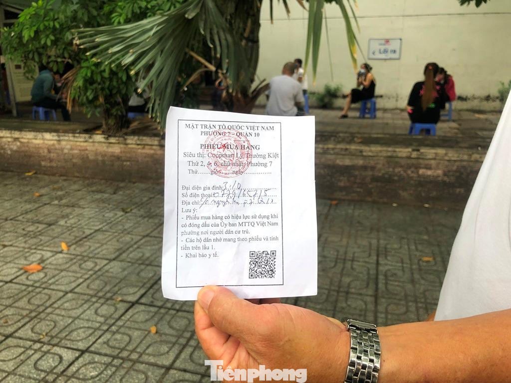 Một người dân cho biết, đã chờ đợi gần 2 giờ đồng hồ nhưng vẫn chưa tới lượt vào mua. "Cứ tưởng phân ngày chẵn lẻ thì ít người hơn, nhưng không ngờ vẫn xếp hàng dài và chờ đợi rất lâu." - người này nói.