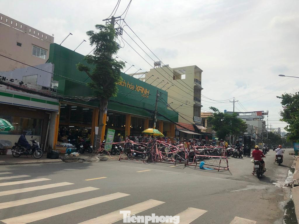 Siêu thị Bách Hóa Xanh góc đường An Dương Vương (Q.8) đông nghịt khách.