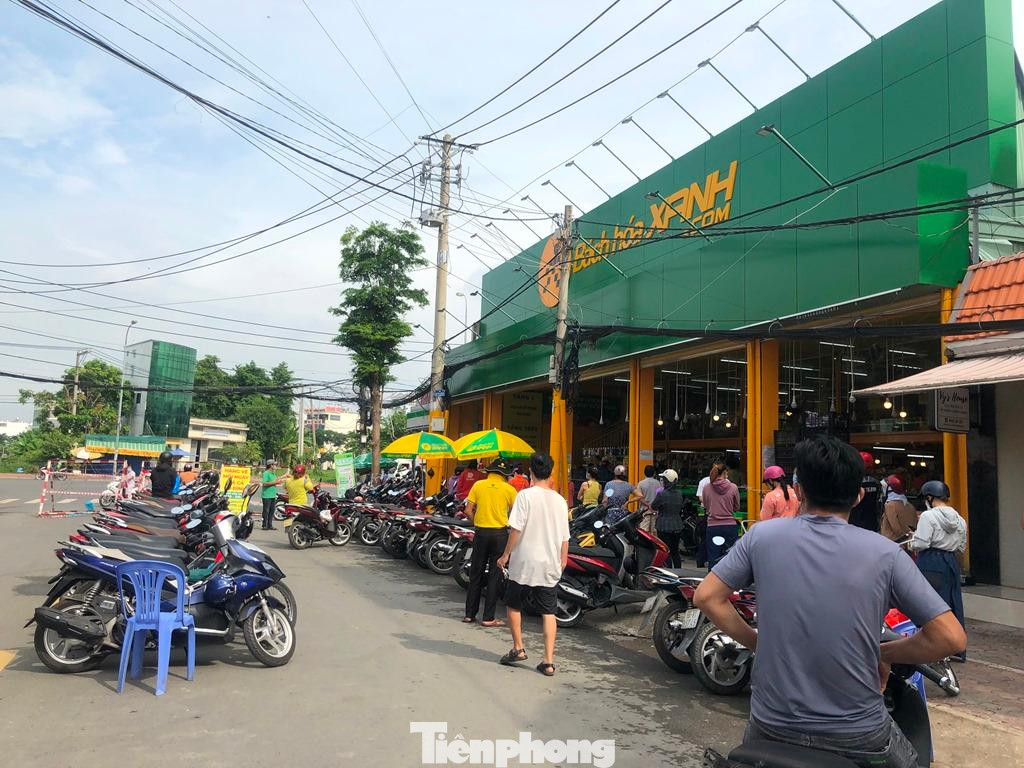 Siêu thị này đưa hàng cả ra ngoài, mở hết các cửa và không sử dụng máy lạnh để hạn chế virus lây lan.