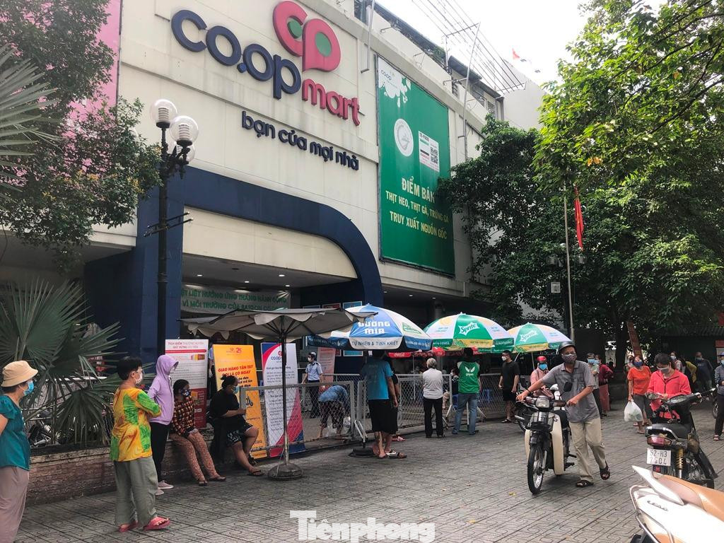 Nhiều người chán nản vì chờ đợi lâu nên đành bỏ cuộc, rời hàng ra về.