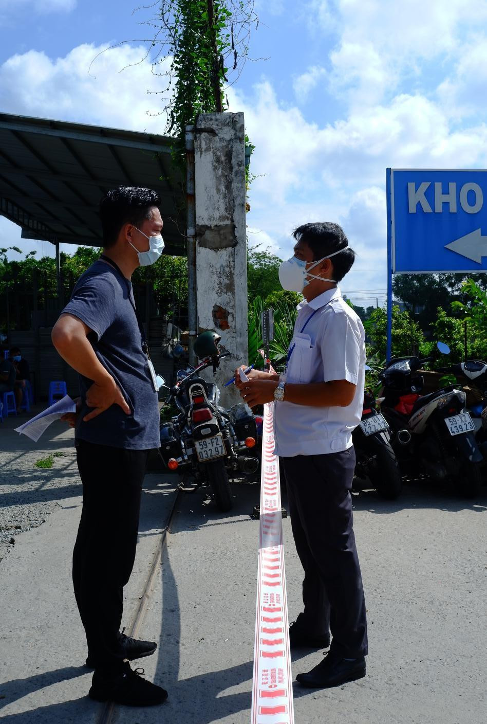 Bước 2: HCDC đã phối hợp với ngành Y tế địa phương đến làm việc trực tiếp kho hàng, kiểm tra lại danh sách F1, tiếp tục truy vết. Bước 2: HCDC đã phối hợp với ngành Y tế địa phương đến làm việc trực tiếp kho hàng, kiểm tra lại danh sách F1, tiếp tục truy vết.