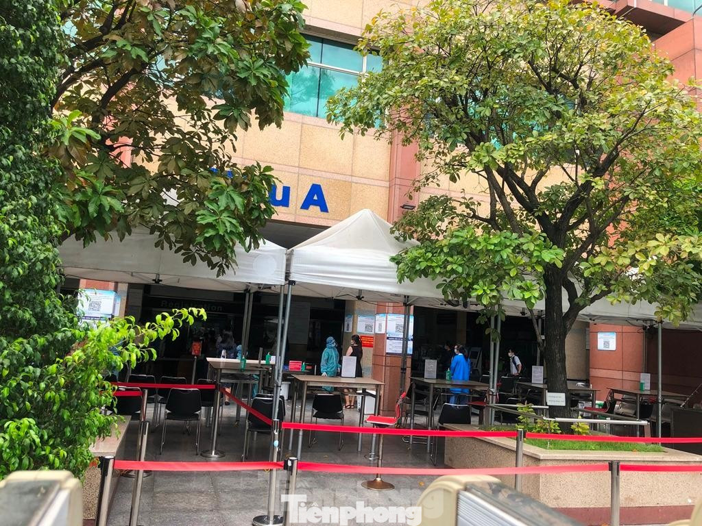 Bệnh viện Đại học Y dược TPHCM lấy mẫu xét nghiệm COVID-19 cho toàn bộ nhân viên Bệnh viện Đại học Y dược TPHCM lấy mẫu xét nghiệm COVID-19 cho toàn bộ nhân viên