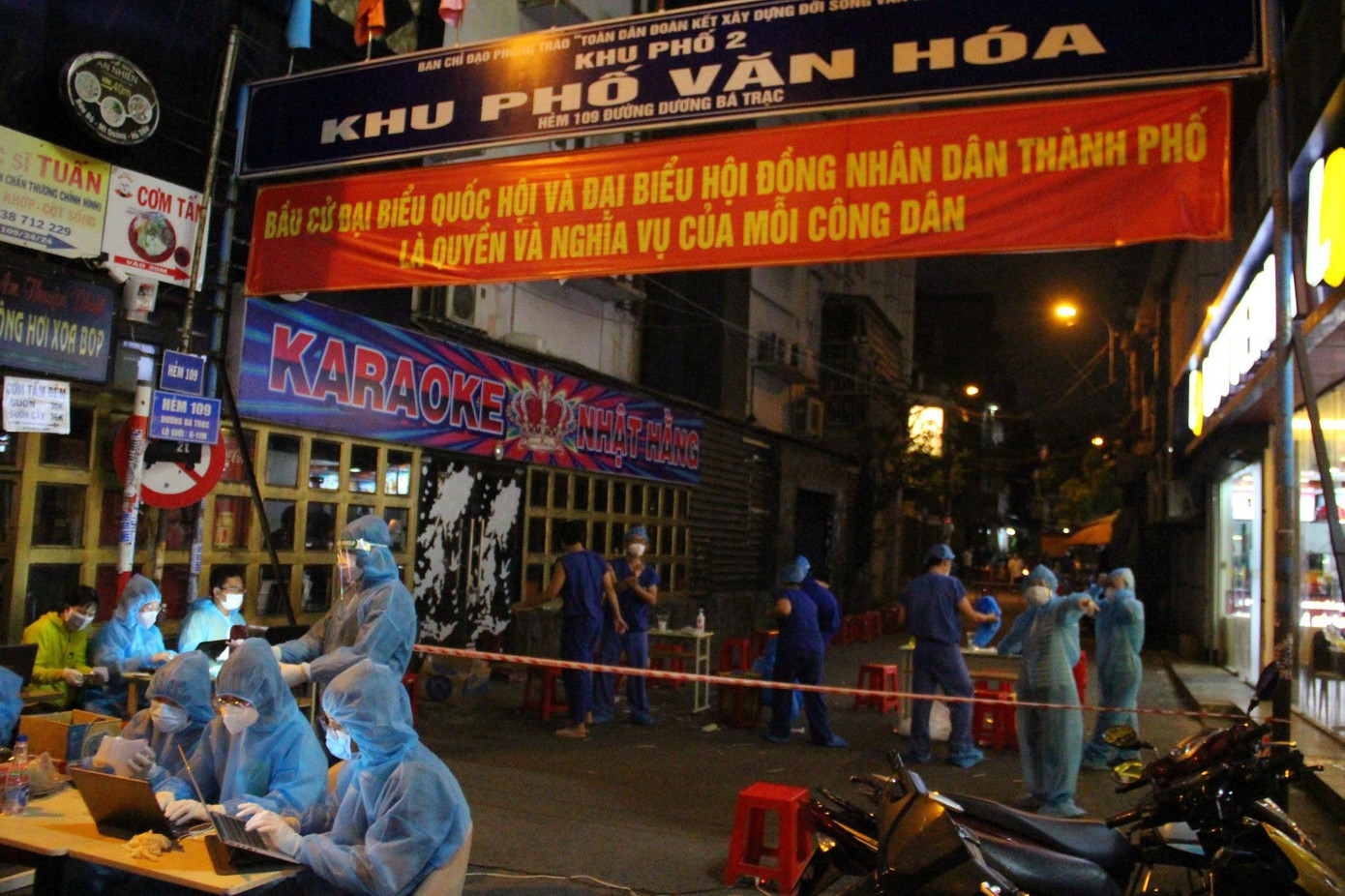 Lấy mẫu xét nghiệm COVID-19 diện rộng (ảnh: HCDC) Lấy mẫu xét nghiệm COVID-19 diện rộng (ảnh: HCDC)