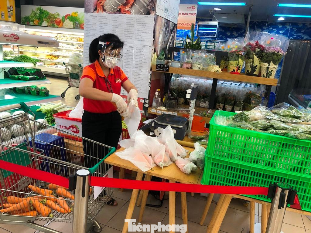 Ngoài các combo siêu thị soạn sẵn, khách hàng còn được đặt thêm nhiều món khác như hoa tươi hay bánh kẹo... Ngoài các combo siêu thị soạn sẵn, khách hàng còn được đặt thêm nhiều món khác như hoa tươi hay bánh kẹo...