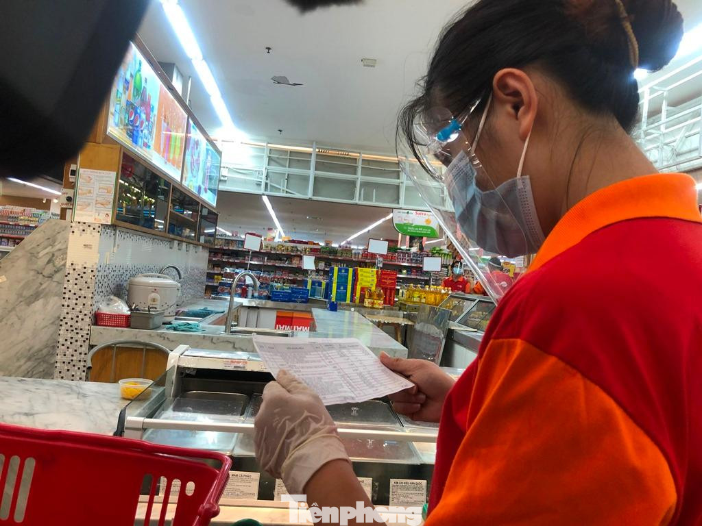 Siêu thị cung cấp combo và giá cả để người dân lựa chọn mua hàng