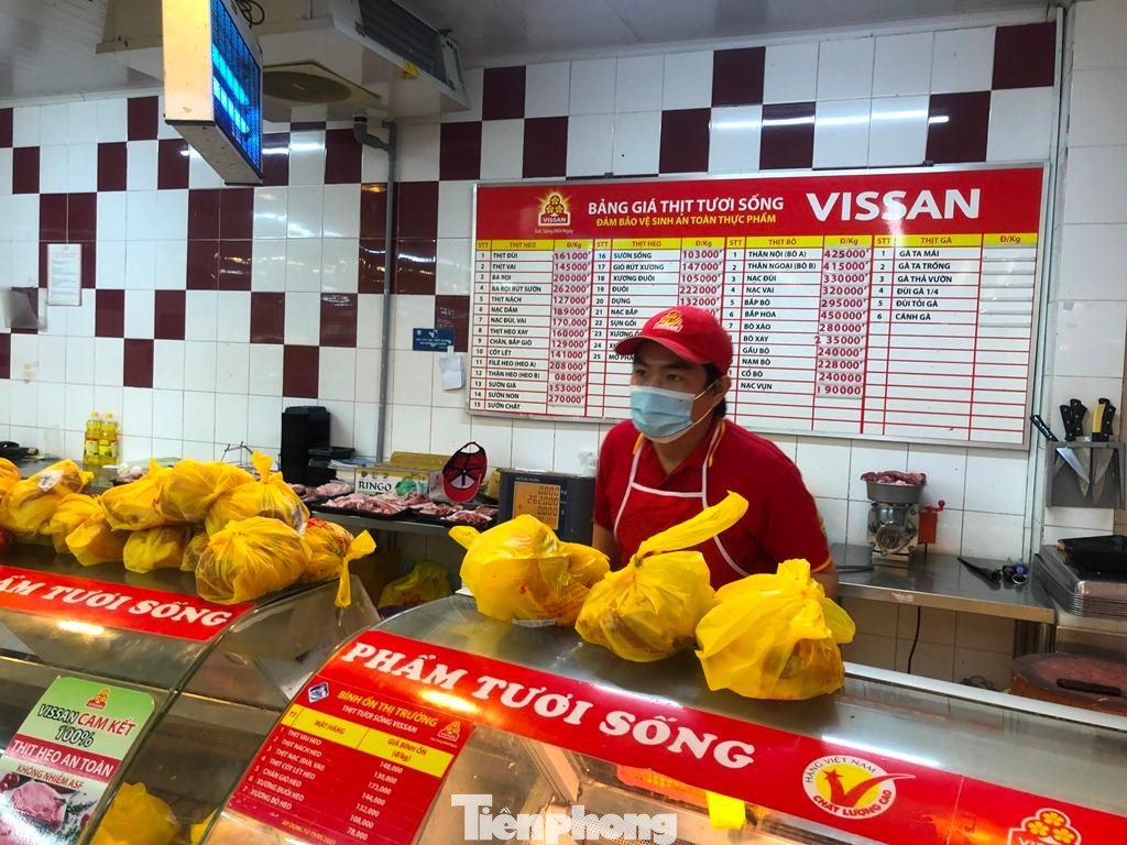 Thịt được đóng gói sẵn, phân từng bịch theo yêu cầu của đơn hàng Thịt được đóng gói sẵn, phân từng bịch theo yêu cầu của đơn hàng