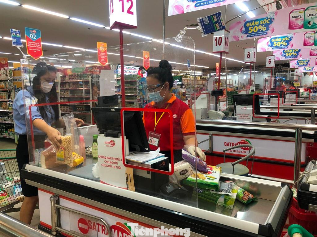 Đại diện một đơn vị phường của quận 10 đi chợ hộ cho người dân Đại diện một đơn vị phường của quận 10 đi chợ hộ cho người dân