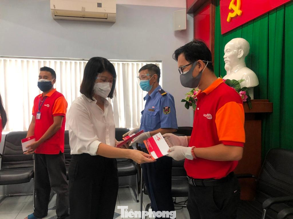 Đại diện siêu thị Sài Gòn động viên tinh thần nhân viên tình nguyện thực hiện "3 tại chỗ" từ ngày 23/8. Đại diện siêu thị Sài Gòn động viên tinh thần nhân viên tình nguyện thực hiện "3 tại chỗ" từ ngày 23/8.